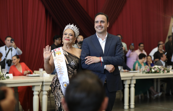 Corona Manolo Jiménez a la Reina de los Adultos Mayores de Coahuila
